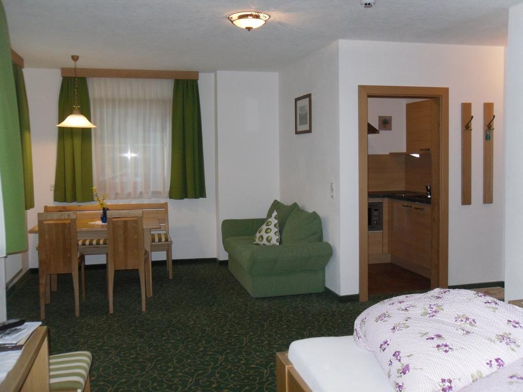 Jenneweinhof Hotel Tux Room photo
